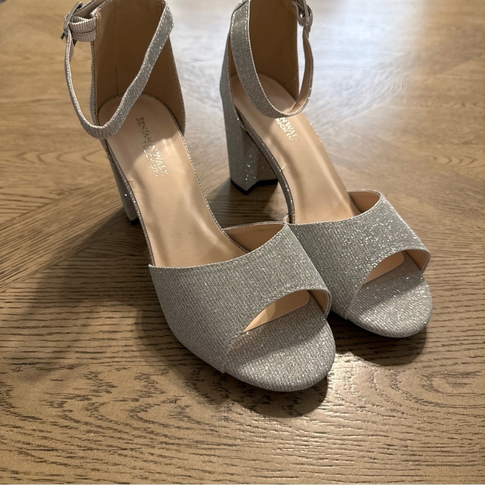 Touch Ups Amaya Sandals Women's US 9W Silver Ankle Strap Block Heel JOBB212